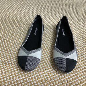 Flat shoes Black and White Minimalist Flats with Streamlined Design size 9.5